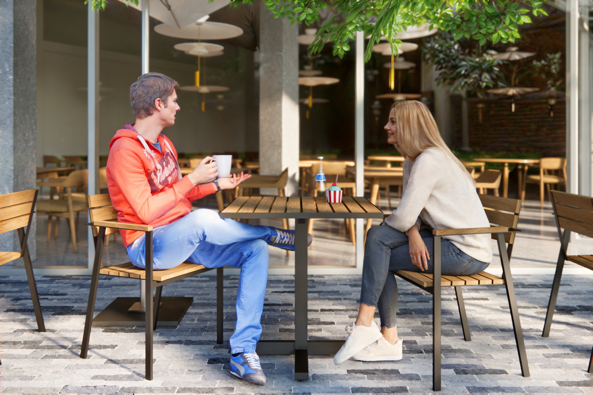 Уличные столы и стулья для террас кафе. Современная уличная мебель и элементы городского благоустройства от белорусского производителя.